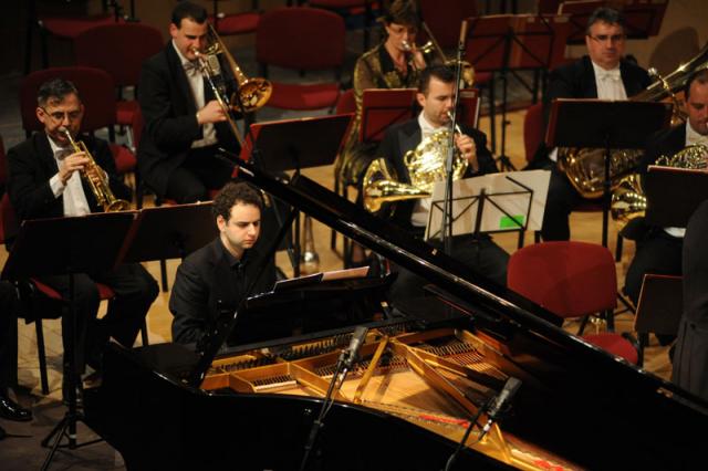  Tamás Csurgó alla guida dell'Orchestra Sinfonica MÁV  mentre esegue “Ricercare” di Francesco Marino