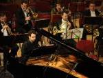  Tamás Csurgó alla guida dell'Orchestra Sinfonica MÁV  mentre esegue “Ricercare” di Francesco Marino