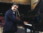 Il compositore Francesco Marino al pianoforte presso la "Sala Giuseppe verdi" di Budapest