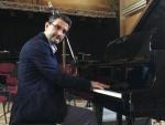 Il compositore Francesco Marino al pianoforte presso la "Sala Giuseppe verdi" di Budapest