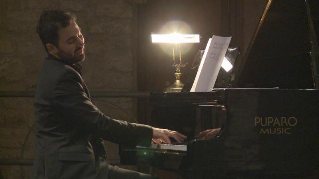 il pianista Maurizio Zaccaria durante l'esecuzione di "CONTRaddizioni" del compositore Francesco Marino