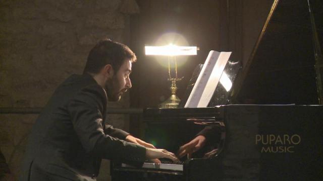 il pianista Maurizio Zaccaria durante l'esecuzione di "Widmung" di Schumann/Liszt