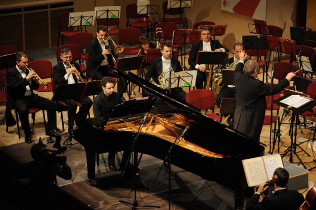 L’Orchestra Sinfonica MÁV diretta da Tamás Csurgó mentre esegue “Ricercare” di Francesco Marino